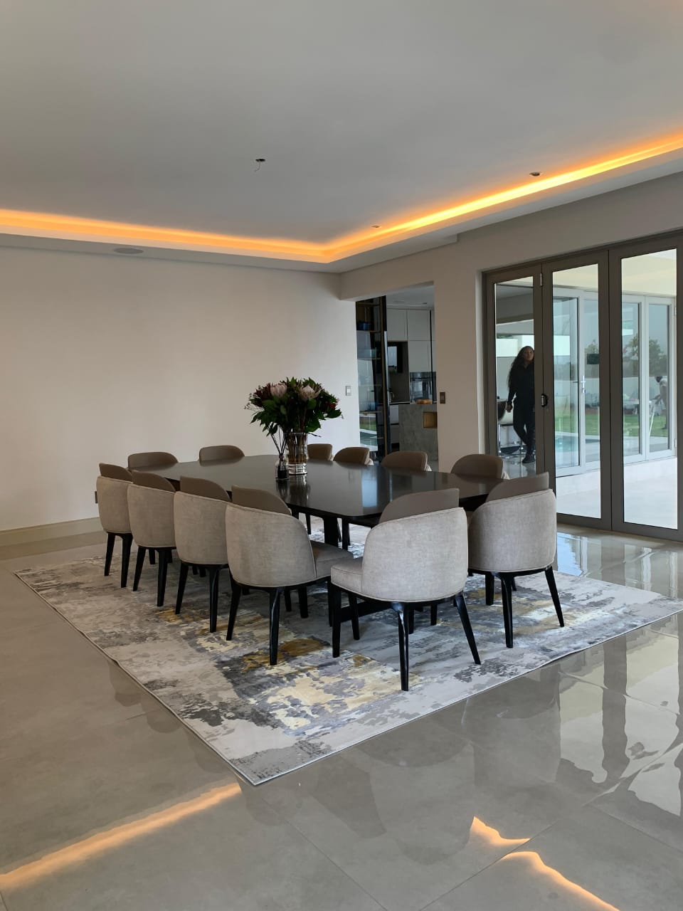 Foyer 12 Seater - Image 2